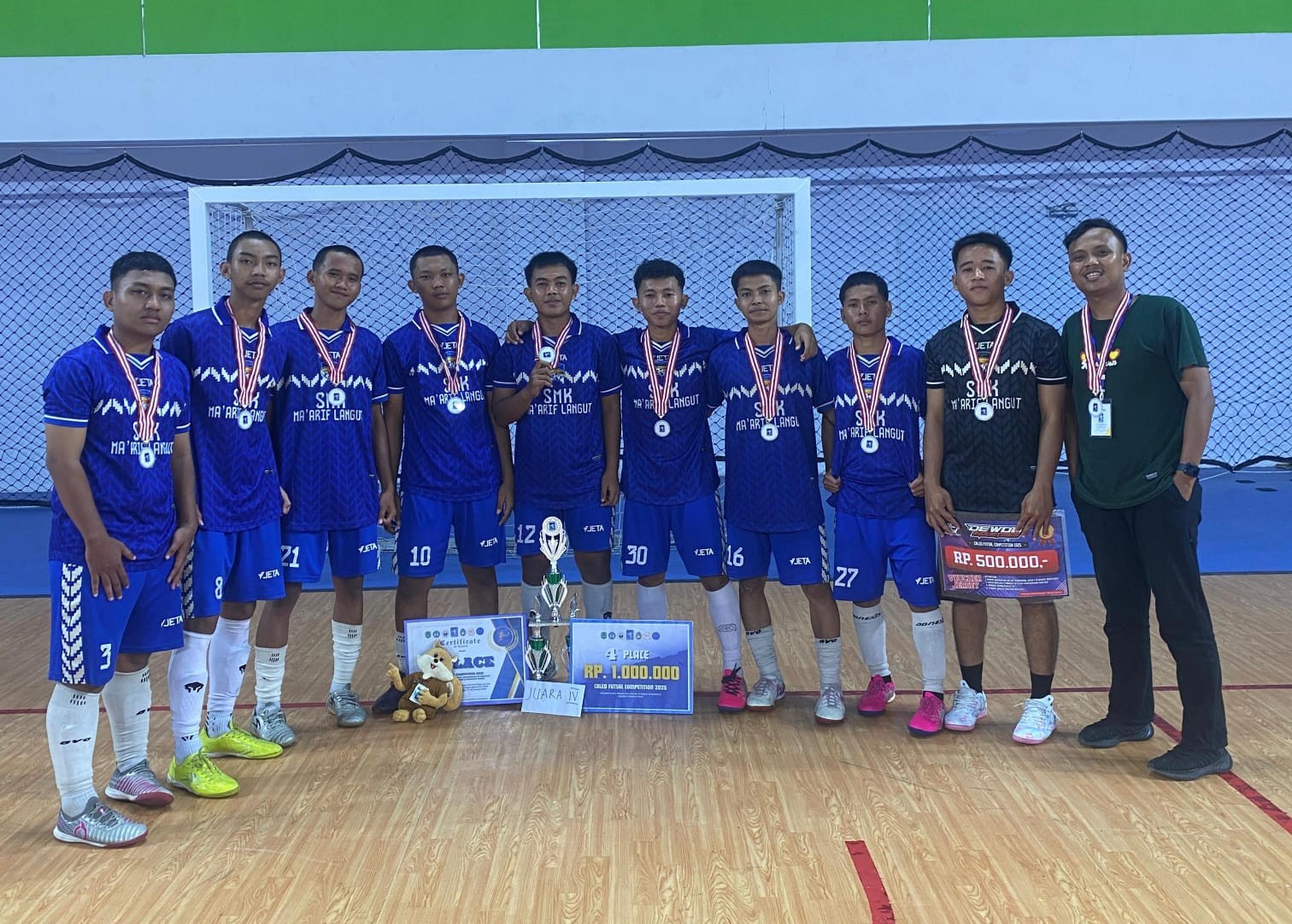 TIM FUTSAL SMK MA\'ARIF LANGUT MERAIH JUARA